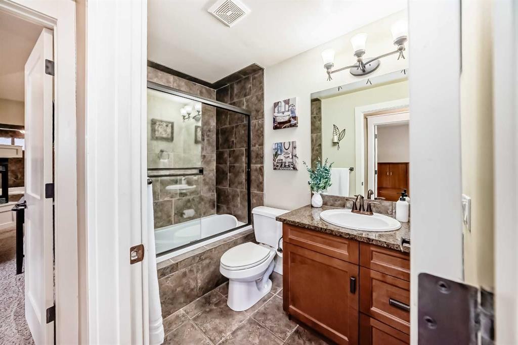 36 Dalrymple Green Nw, Calgary, AB - Indoor Photo Showing Bathroom