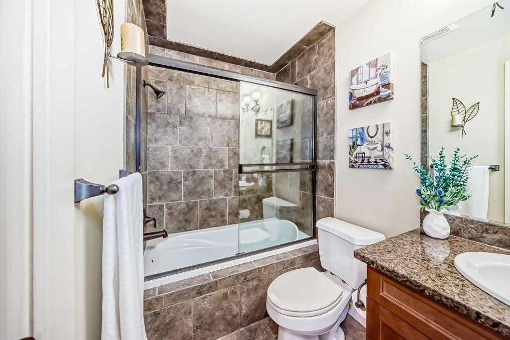 36 Dalrymple Green Nw, Calgary, AB - Indoor Photo Showing Bathroom