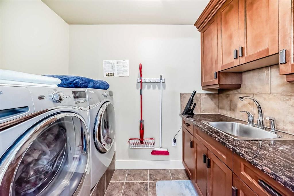 36 Dalrymple Green Nw, Calgary, AB - Indoor Photo Showing Laundry Room