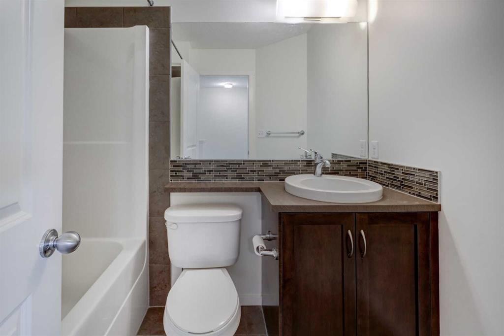68 Evansview Road Nw, Calgary, AB - Indoor Photo Showing Bathroom
