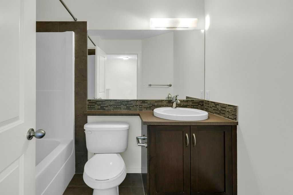 68 Evansview Road Nw, Calgary, AB - Indoor Photo Showing Bathroom