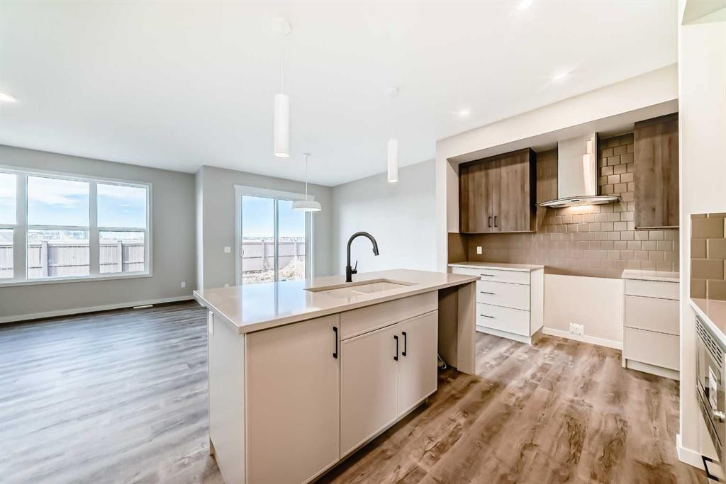 35 Bartlett Crescent Se, Calgary, AB - Indoor Photo Showing Kitchen With Upgraded Kitchen
