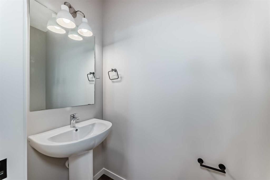 35 Bartlett Crescent Se, Calgary, AB - Indoor Photo Showing Bathroom