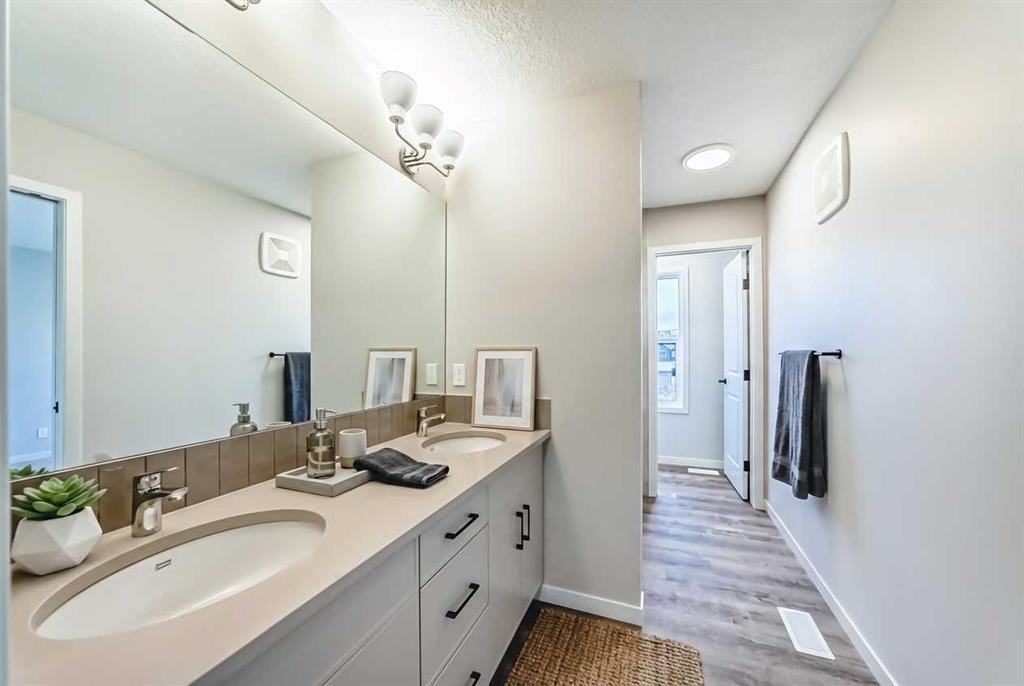35 Bartlett Crescent Se, Calgary, AB - Indoor Photo Showing Bathroom