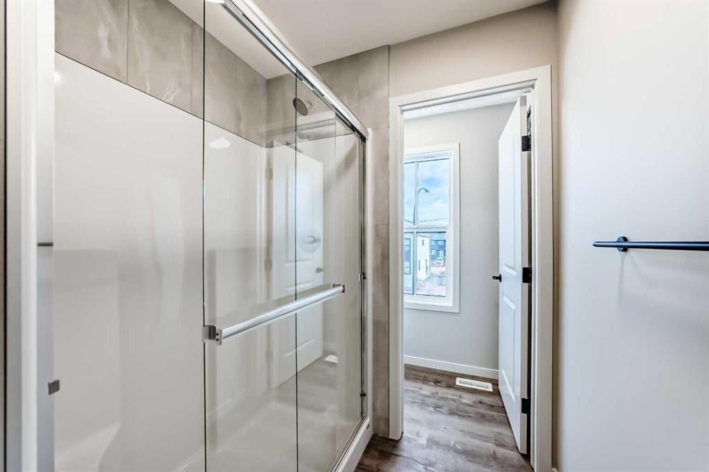 35 Bartlett Crescent Se, Calgary, AB - Indoor Photo Showing Bathroom