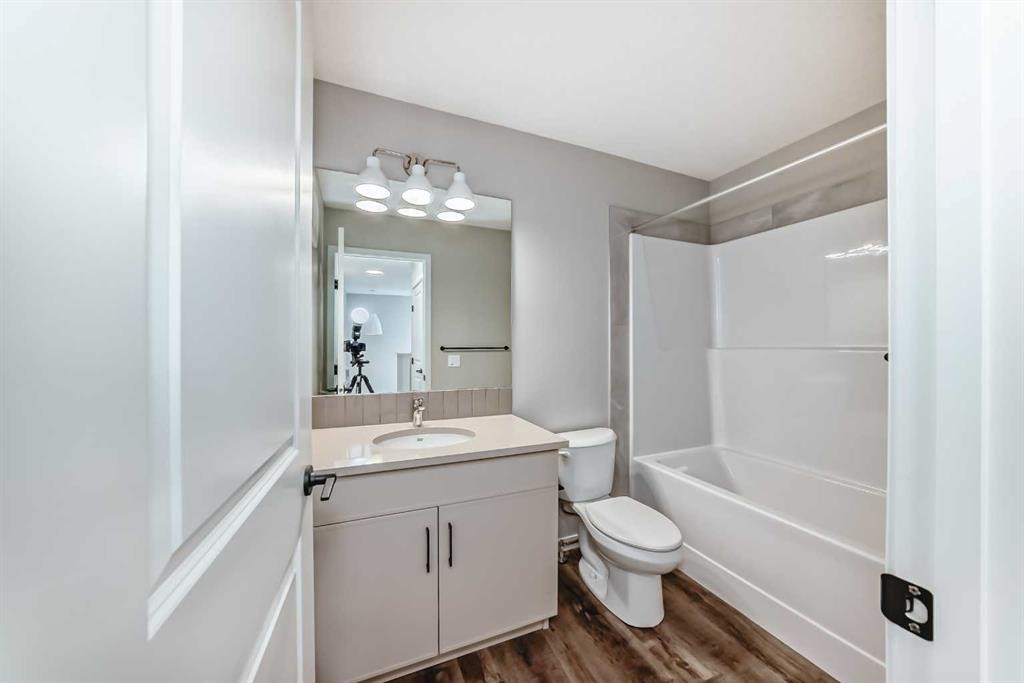 35 Bartlett Crescent Se, Calgary, AB - Indoor Photo Showing Bathroom