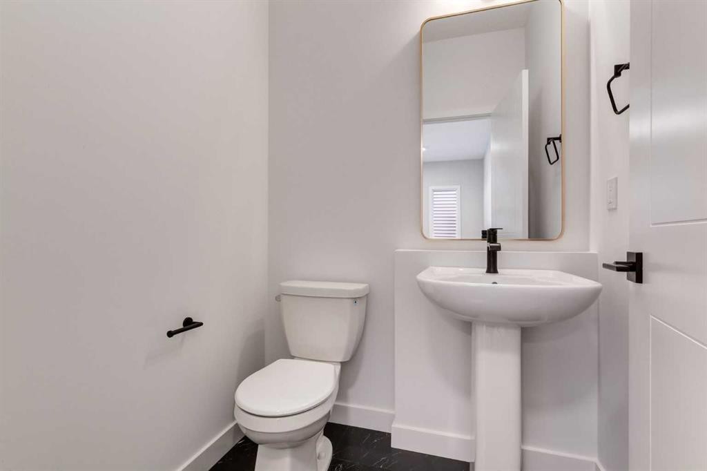 178 Greystone Boulevard, Cochrane, AB - Indoor Photo Showing Bathroom