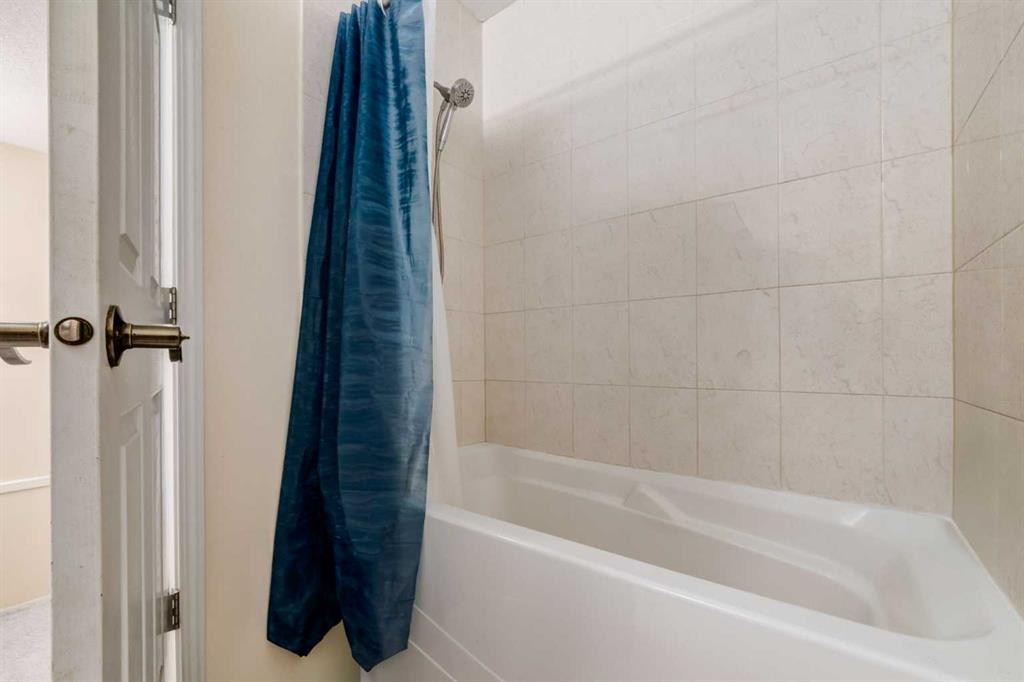 150 Martinbrook Road Ne, Calgary, AB - Indoor Photo Showing Bathroom