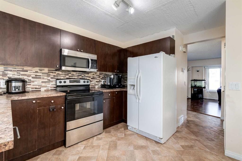 150 Martinbrook Road Ne, Calgary, AB - Indoor Photo Showing Kitchen