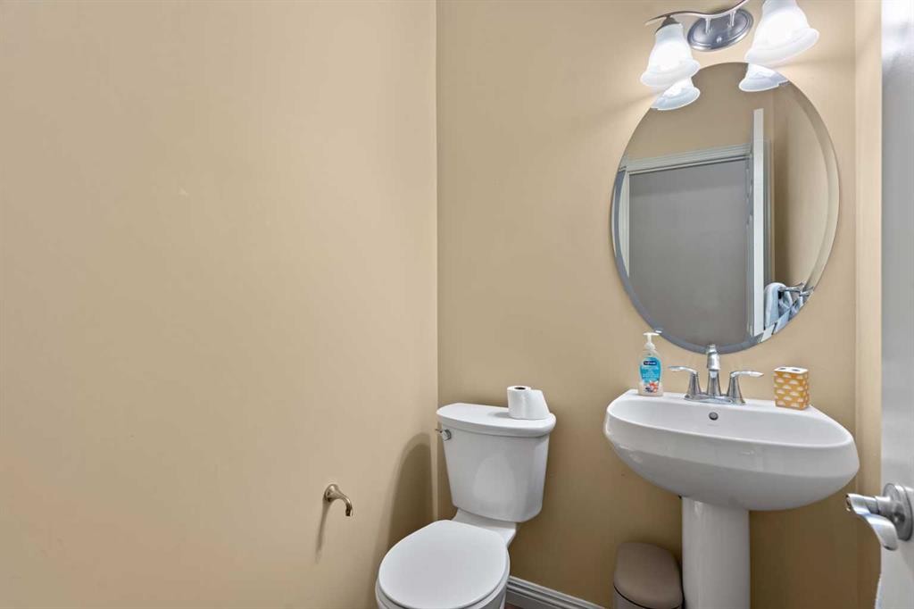 137 Copperleaf Bay Se, Calgary, AB - Indoor Photo Showing Bathroom