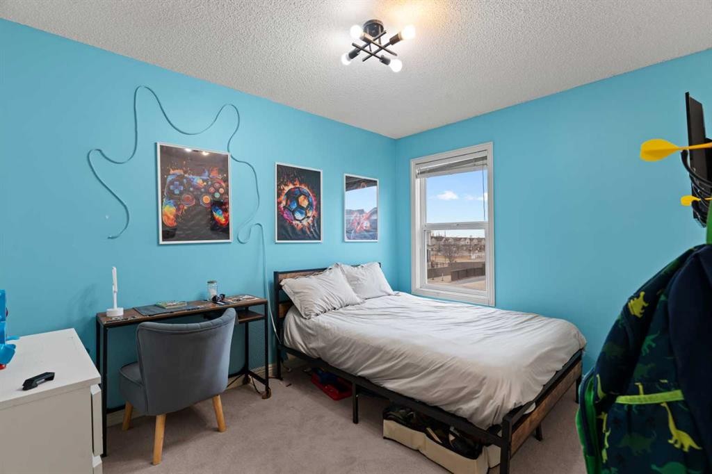 137 Copperleaf Bay Se, Calgary, AB - Indoor Photo Showing Bedroom