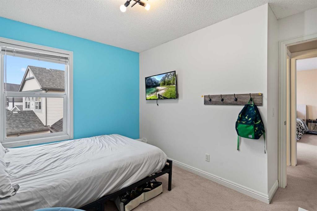 137 Copperleaf Bay Se, Calgary, AB - Indoor Photo Showing Bedroom