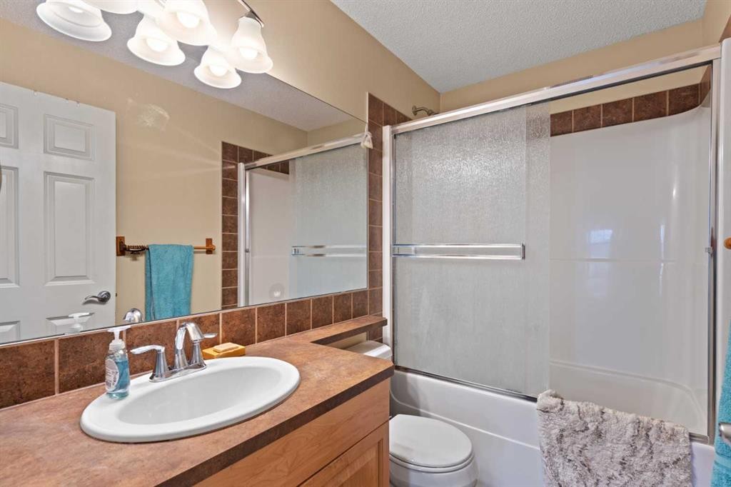 137 Copperleaf Bay Se, Calgary, AB - Indoor Photo Showing Bathroom