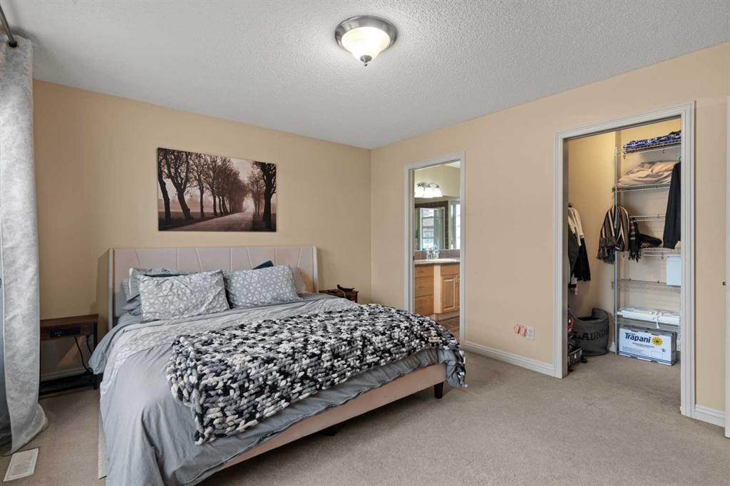 137 Copperleaf Bay Se, Calgary, AB - Indoor Photo Showing Bedroom