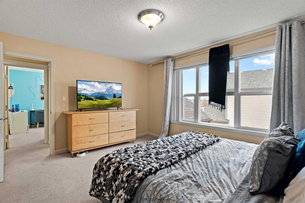 137 Copperleaf Bay Se, Calgary, AB - Indoor Photo Showing Bedroom
