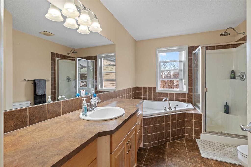 137 Copperleaf Bay Se, Calgary, AB - Indoor Photo Showing Bathroom