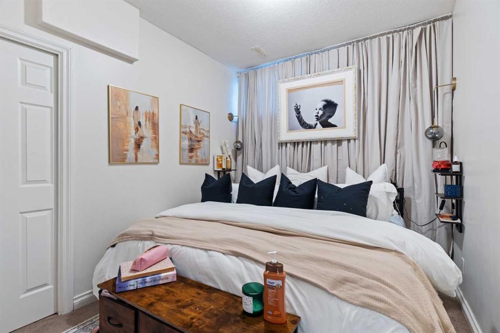 137 Copperleaf Bay Se, Calgary, AB - Indoor Photo Showing Bedroom