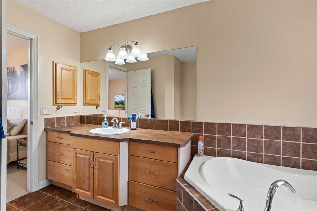 137 Copperleaf Bay Se, Calgary, AB - Indoor Photo Showing Bathroom