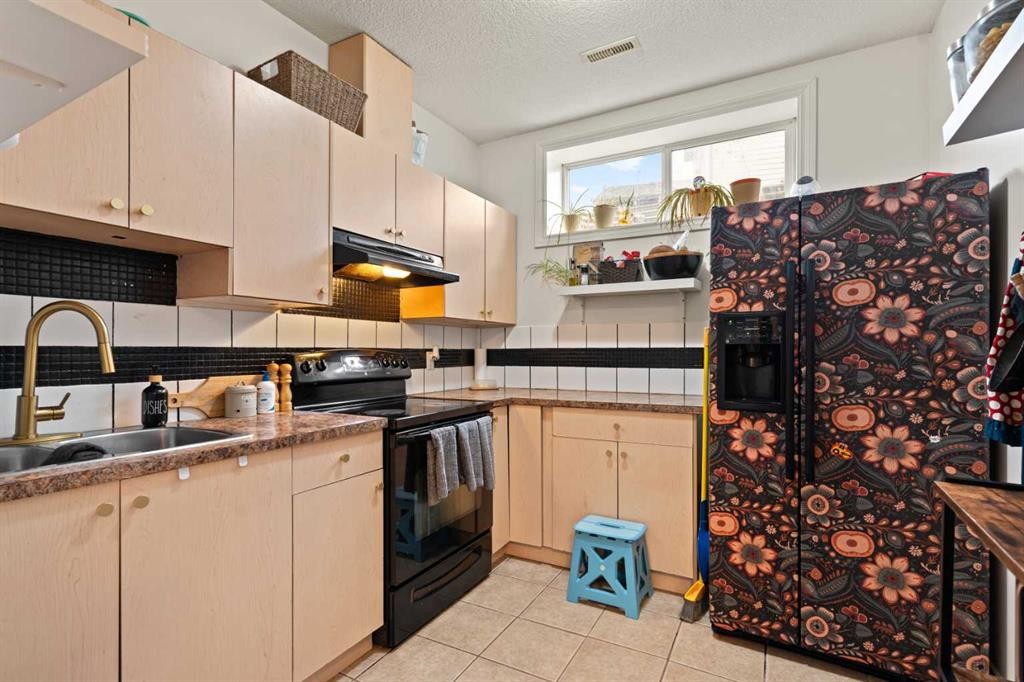 137 Copperleaf Bay Se, Calgary, AB - Indoor Photo Showing Kitchen