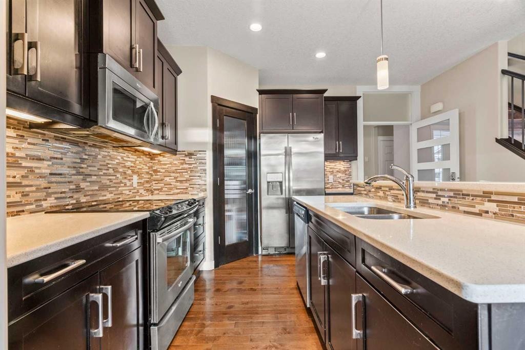2306 Bayside Circle Sw, Airdrie, AB - Indoor Photo Showing Kitchen With Stainless Steel Kitchen With Double Sink With Upgraded Kitchen