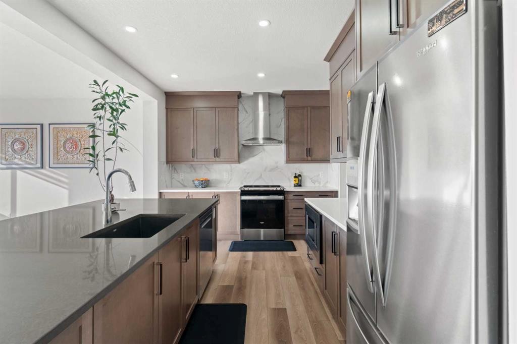 461 Corner Meadows Way Ne, Calgary, AB - Indoor Photo Showing Kitchen With Upgraded Kitchen