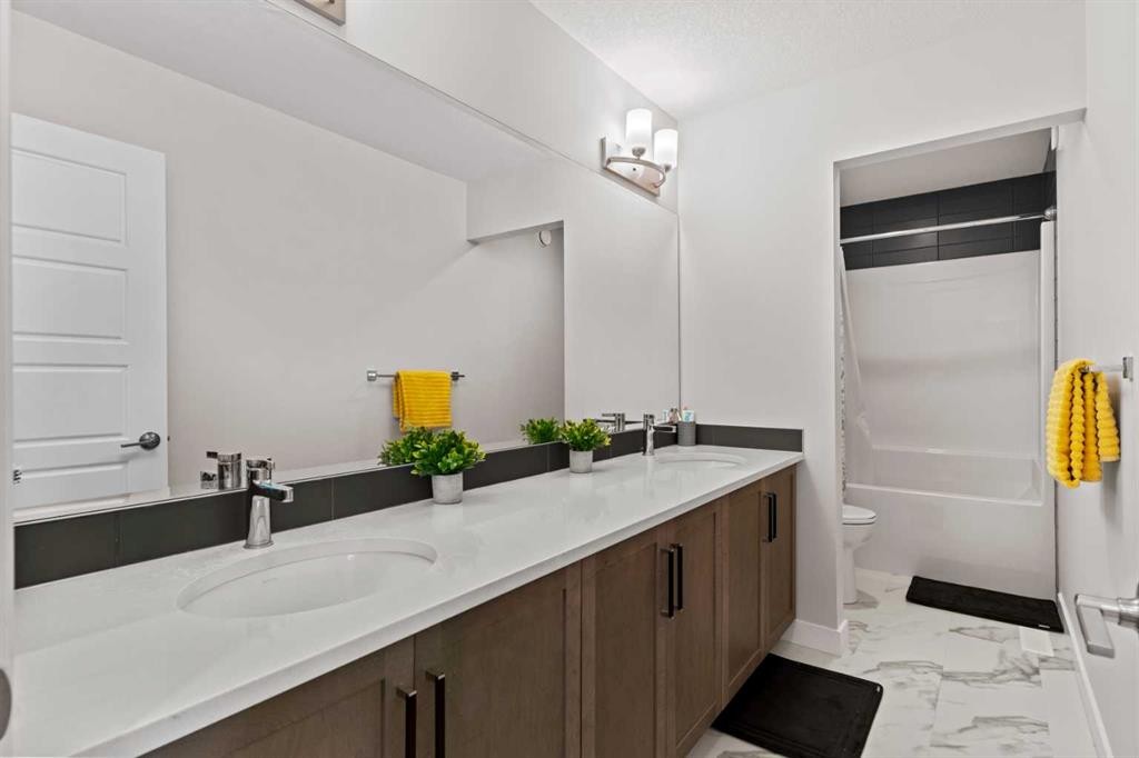 461 Corner Meadows Way Ne, Calgary, AB - Indoor Photo Showing Bathroom