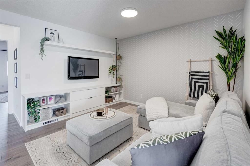 236 Auburn Glen Close Se, Calgary, AB - Indoor Photo Showing Living Room