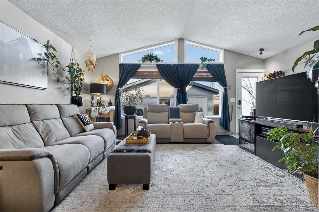 331 Prestwick Heights Se, Calgary, AB - Indoor Photo Showing Living Room