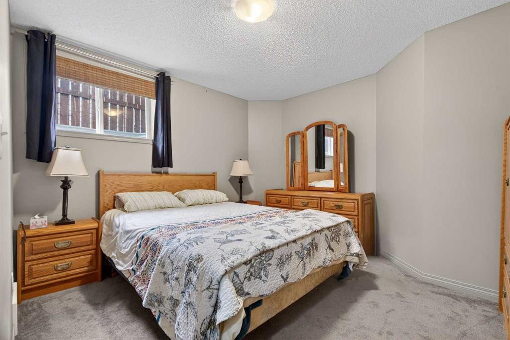 331 Prestwick Heights Se, Calgary, AB - Indoor Photo Showing Bedroom