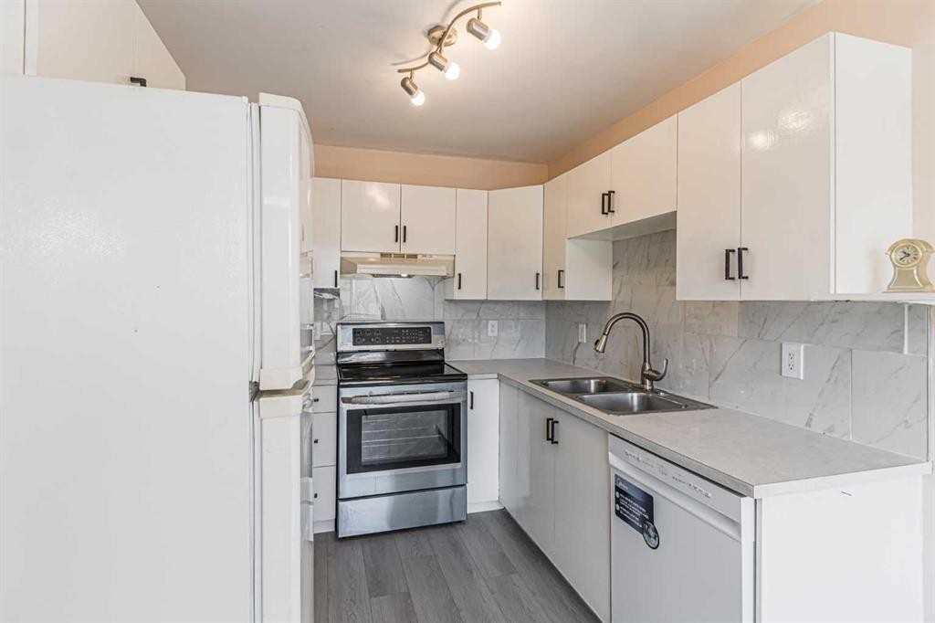 165 Sandpiper Lane Nw, Calgary, AB - Indoor Photo Showing Kitchen With Double Sink
