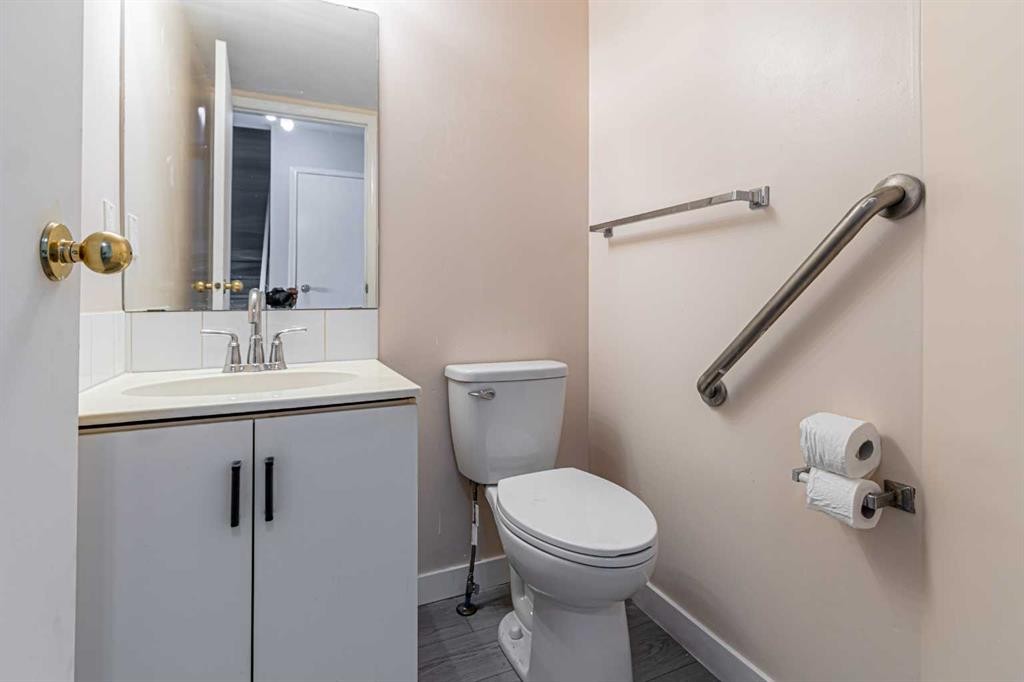 165 Sandpiper Lane Nw, Calgary, AB - Indoor Photo Showing Bathroom