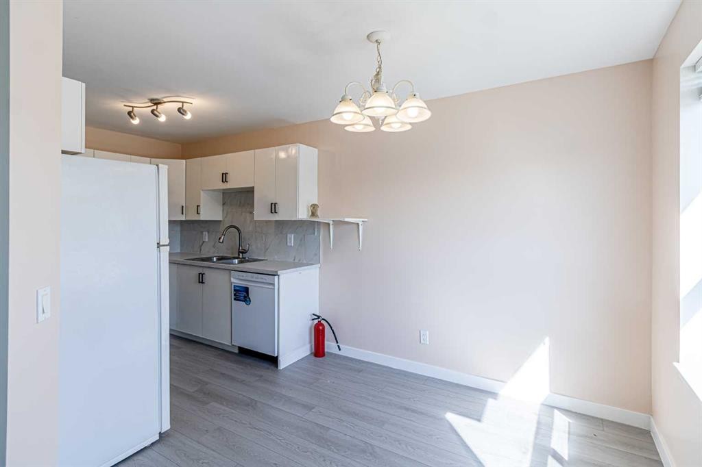 165 Sandpiper Lane Nw, Calgary, AB - Indoor Photo Showing Kitchen