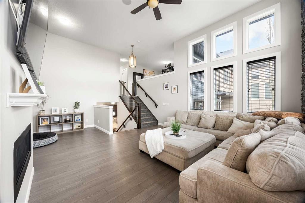 40 Evansfield Place Nw, Calgary, AB - Indoor Photo Showing Living Room