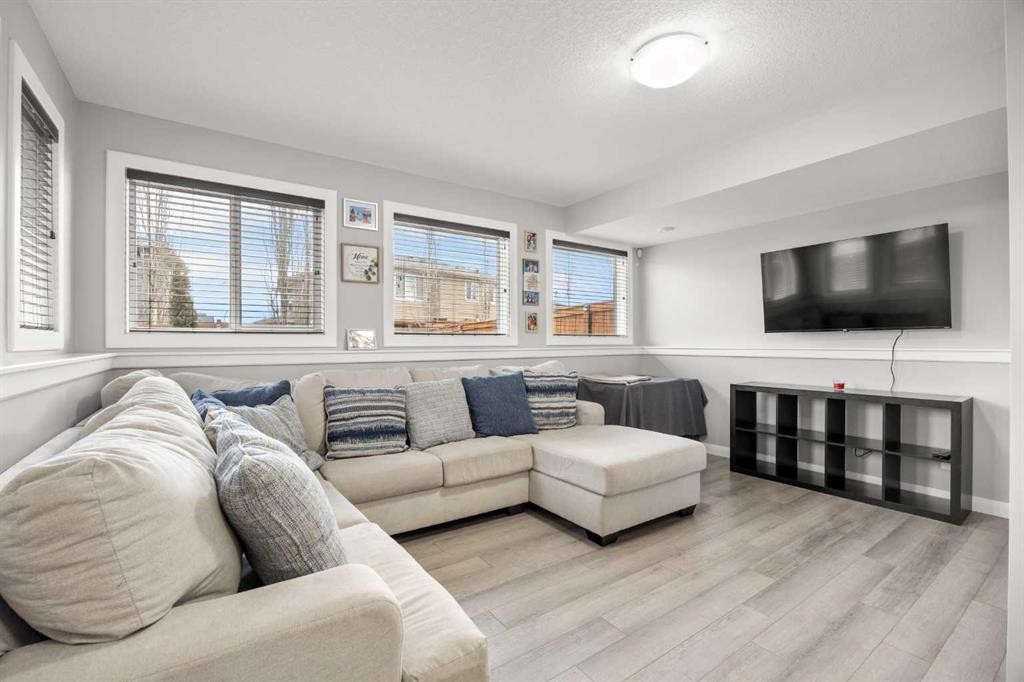 40 Evansfield Place Nw, Calgary, AB - Indoor Photo Showing Living Room