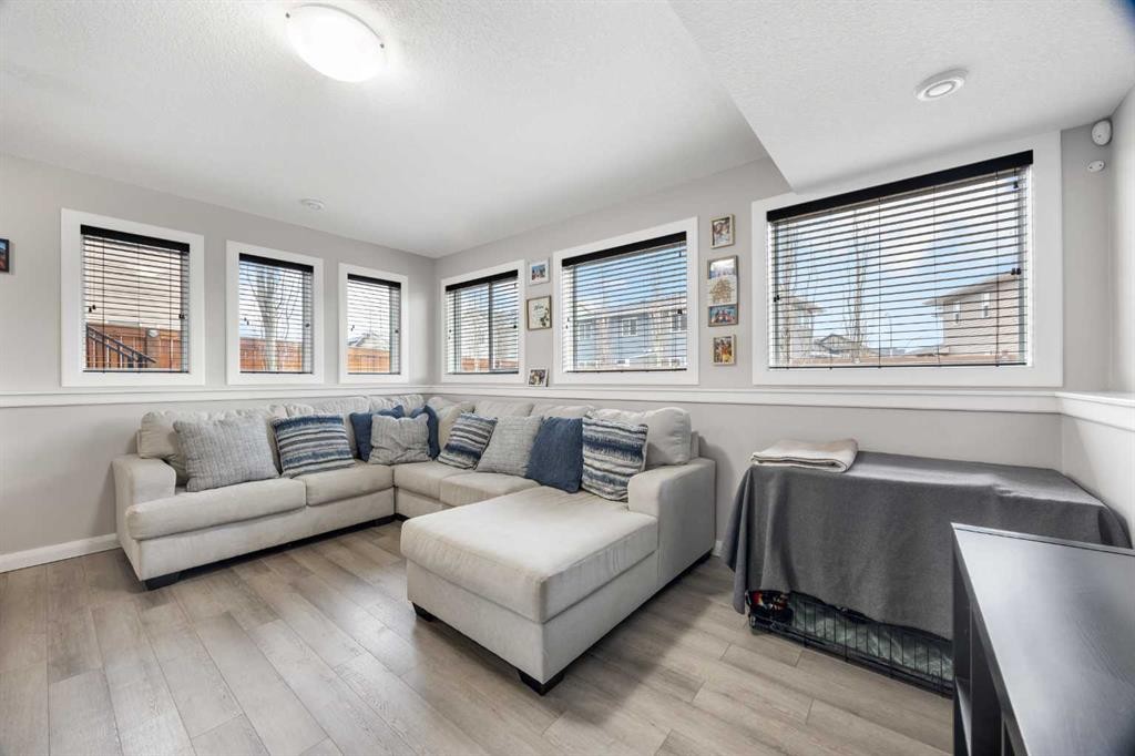 40 Evansfield Place Nw, Calgary, AB - Indoor Photo Showing Living Room