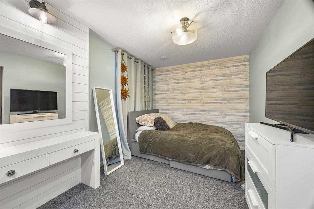 40 Evansfield Place Nw, Calgary, AB - Indoor Photo Showing Bedroom