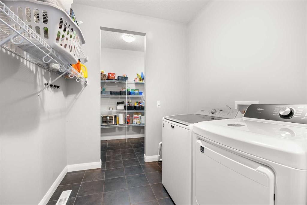40 Evansfield Place Nw, Calgary, AB - Indoor Photo Showing Laundry Room