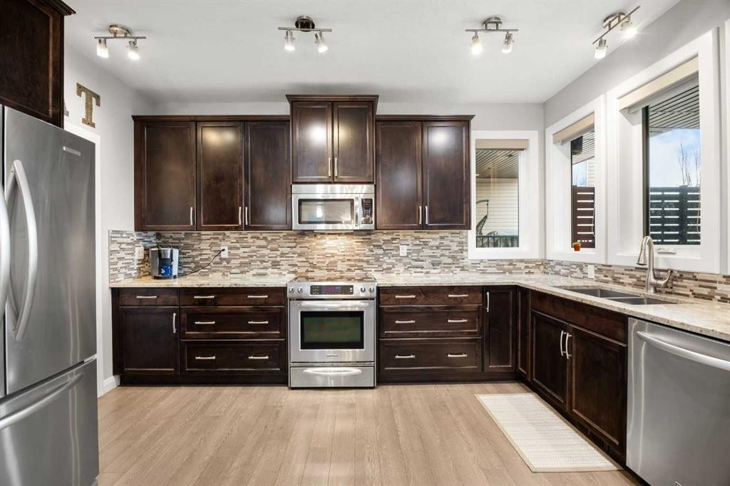 40 Evansfield Place Nw, Calgary, AB - Indoor Photo Showing Kitchen With Double Sink With Upgraded Kitchen