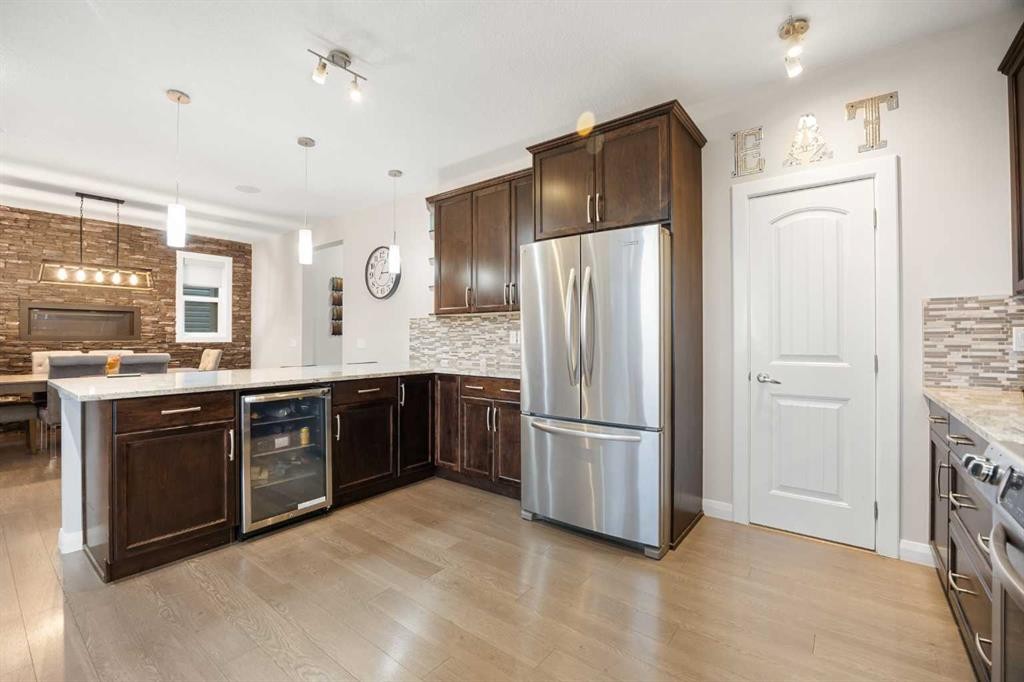 40 Evansfield Place Nw, Calgary, AB - Indoor Photo Showing Kitchen With Upgraded Kitchen