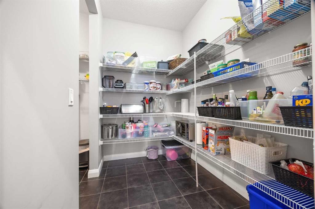 40 Evansfield Place Nw, Calgary, AB - Indoor With Storage