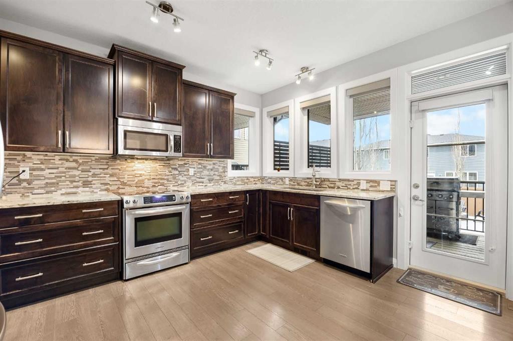 40 Evansfield Place Nw, Calgary, AB - Indoor Photo Showing Kitchen With Upgraded Kitchen