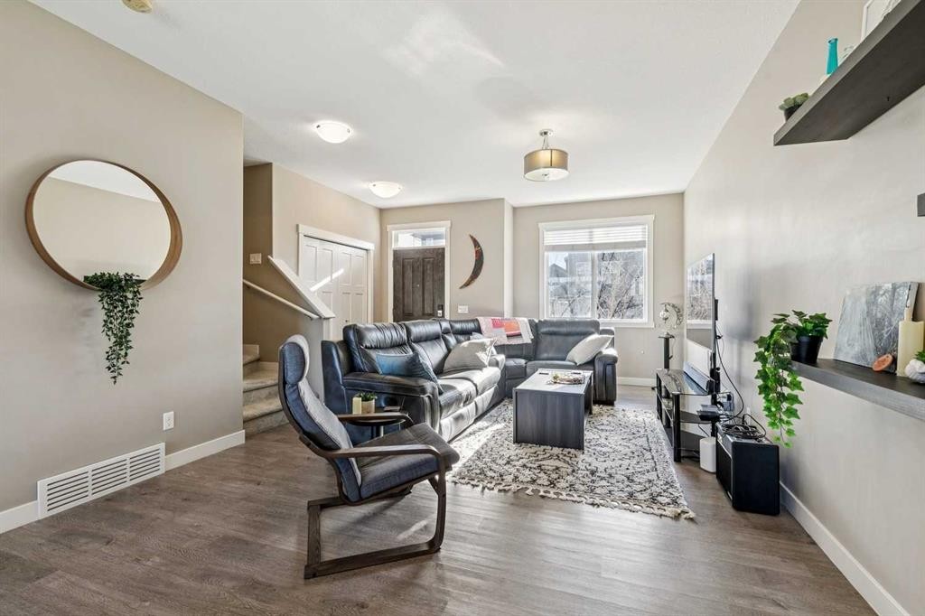 605 Evanston Manor Nw, Calgary, AB - Indoor Photo Showing Living Room