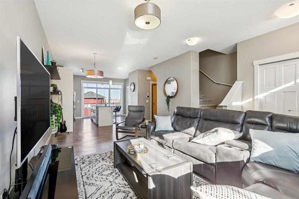 605 Evanston Manor Nw, Calgary, AB - Indoor Photo Showing Living Room