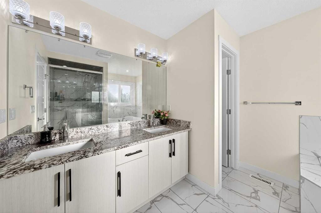 353 Nolanhurst Crescent Nw, Calgary, AB - Indoor Photo Showing Bathroom
