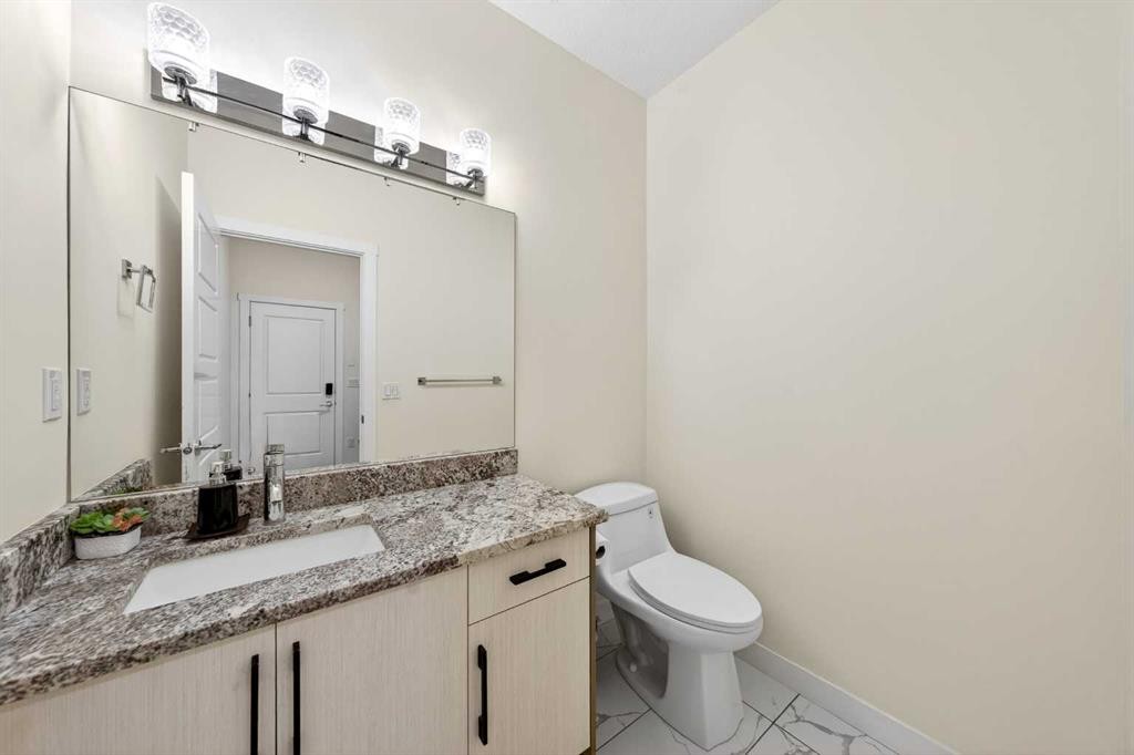 353 Nolanhurst Crescent Nw, Calgary, AB - Indoor Photo Showing Bathroom