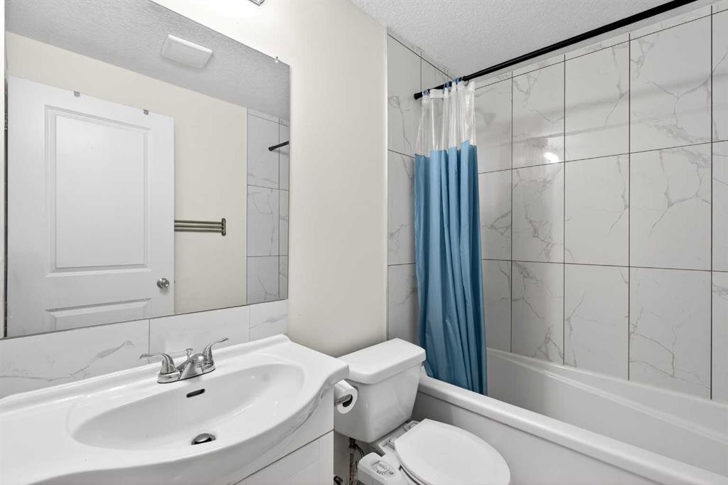 353 Nolanhurst Crescent Nw, Calgary, AB - Indoor Photo Showing Bathroom