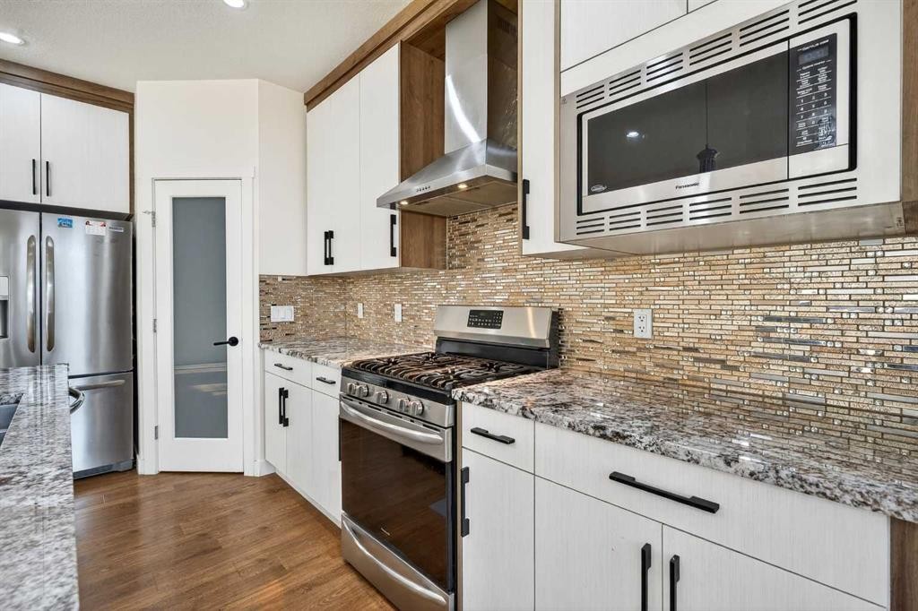 353 Nolanhurst Crescent Nw, Calgary, AB - Indoor Photo Showing Kitchen With Stainless Steel Kitchen With Upgraded Kitchen