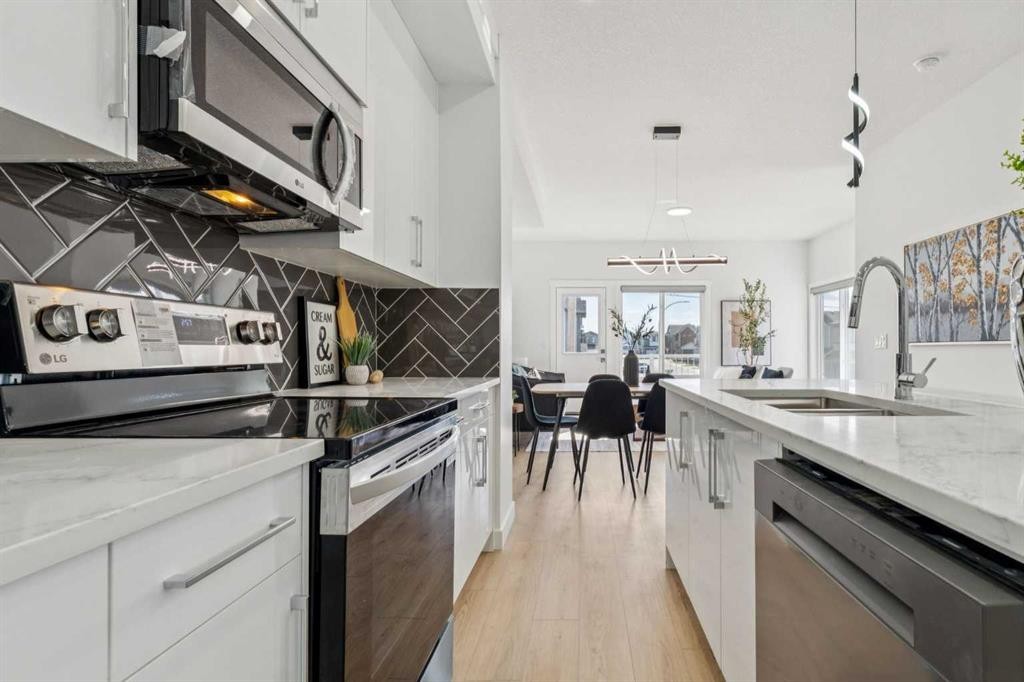 201-95 Saddlecrest Circle Ne, Calgary, AB - Indoor Photo Showing Kitchen With Double Sink With Upgraded Kitchen