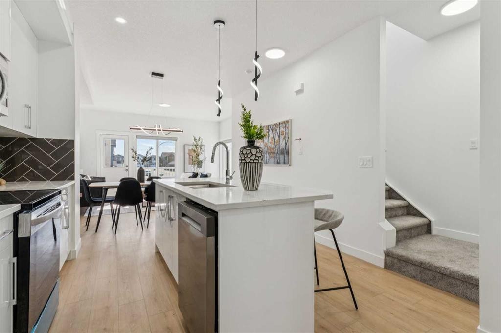 201-95 Saddlecrest Circle Ne, Calgary, AB - Indoor Photo Showing Kitchen With Upgraded Kitchen