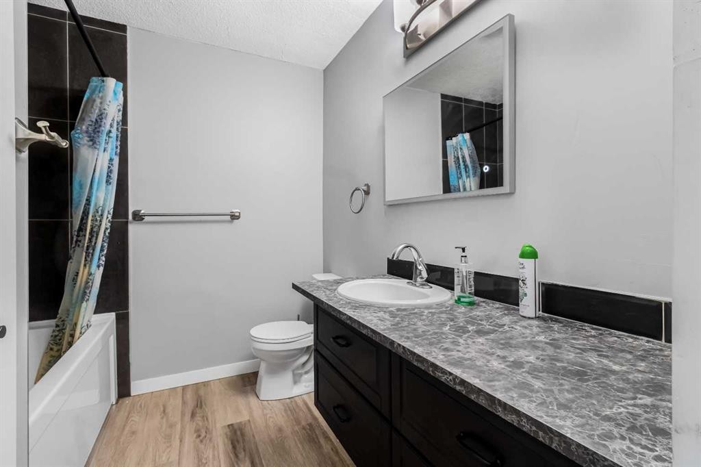 183 Penbrooke Close Se, Calgary, AB - Indoor Photo Showing Bathroom